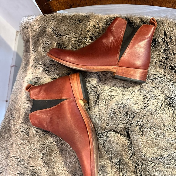 Nisolo Brown Butter Leather Chelsea Ankle Booties/Boot, Size 7 - Picture 5 of 10